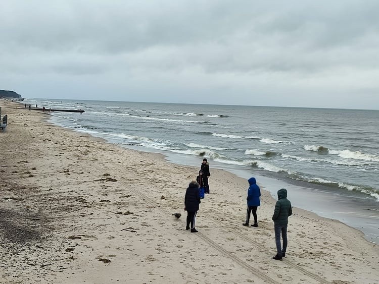 Mimo kapryśnej aury, na plaży w Sarbinowie spacerowiczów nie...