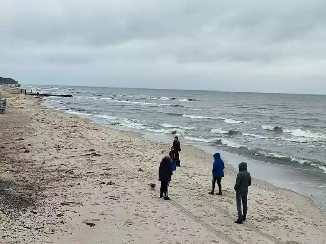 Mimo kapryśnej aury, na plaży w Sarbinowie spacerowiczów nie brakowało.