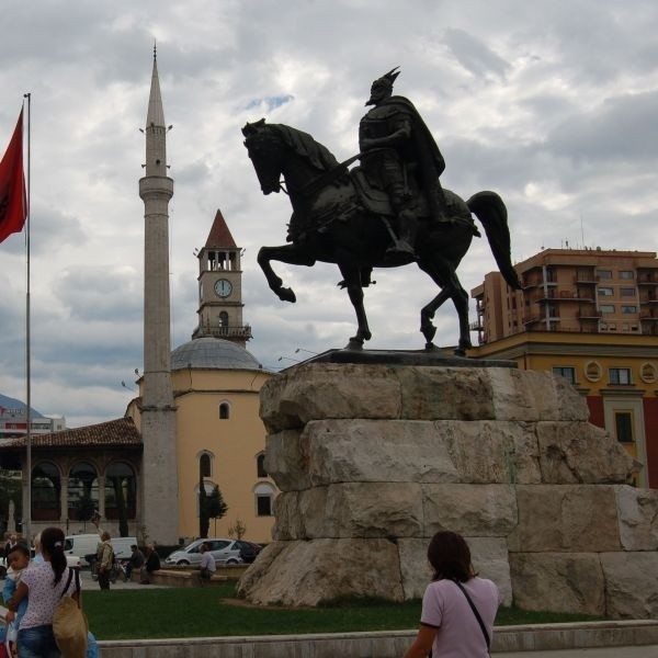 Pomnik Skanderbega na placu jego imienia.