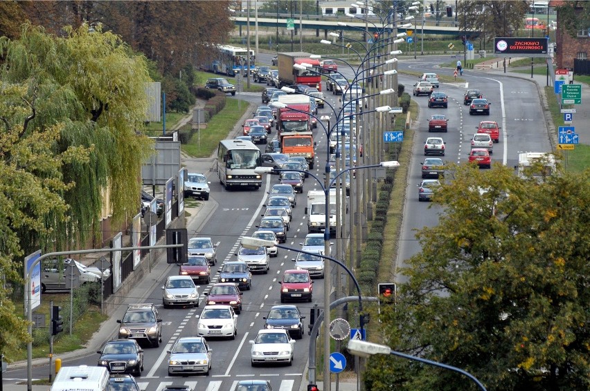 Krakowskie drogi tylko dla bogaczy? Niedługo możemy nie wjechać do miasta kilkunastoletnim autem. Ma to sprawić Strefa Czystego Transportu