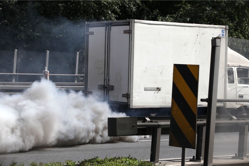 Krakowskie drogi tylko dla bogaczy? Niedługo możemy nie wjechać do miasta kilkunastoletnim autem. Ma to sprawić Strefa Czystego Transportu