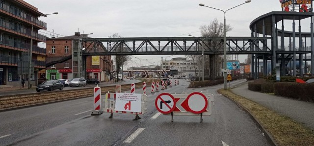 Zamknięty został zjazd z ulicy Sobieskiego na parkingi wokół Centrum Handlowego Pogoria oraz OBI.