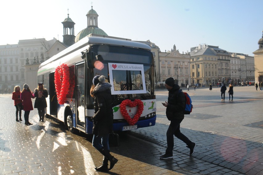 Zakochany autobus na Rynku Głównym w Krakowie [ZDJĘCIA]