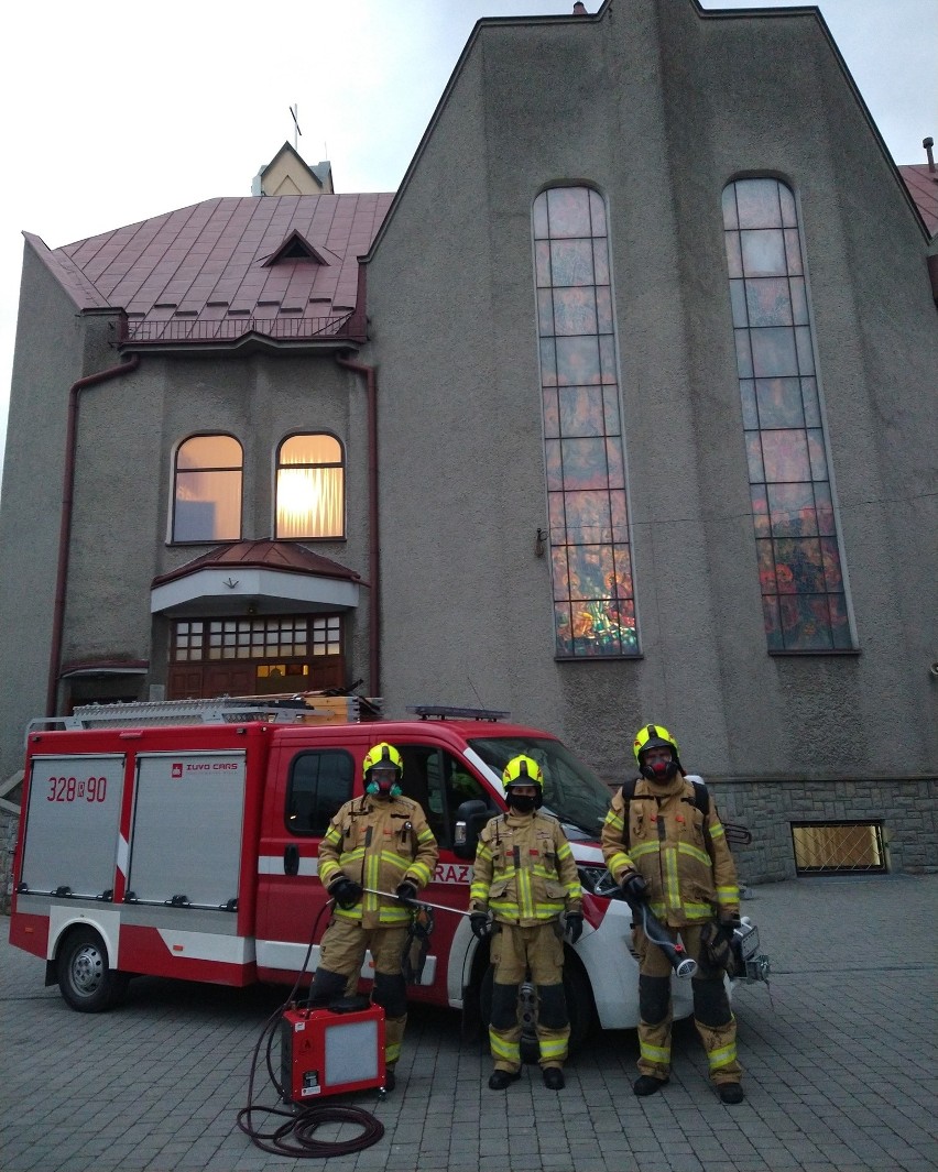 Strażacy z OSP Rzeszów-Słocina przeprowadzili dezynfekcję kościoła oraz  budynków parafia pw. św. Józefa Kalasancjusza w Rzeszowie [ZDJĘCIA] | Nowiny