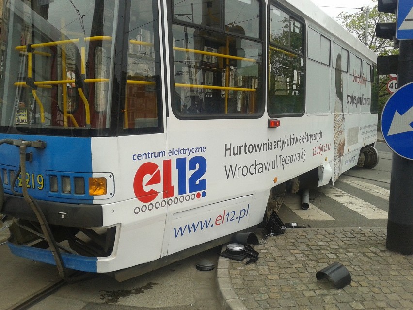 Wrocław: Na Podwalu wykoleił się tramwaj linii nr 20 (ZDJĘCIA)
