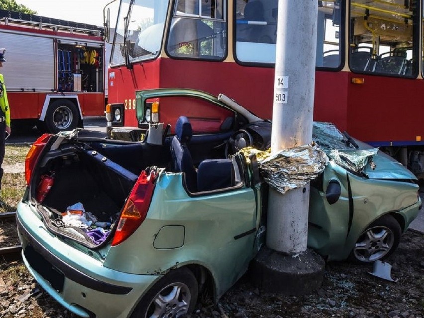 Groźny wypadek w Bydgoszczy. Fiat punto zderzył się z tramwajem [wideo, zdjęcia]