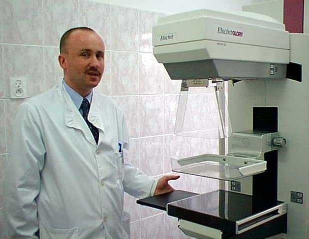Krzysztof Antonowicz, kierownik Pracowni Rentgenodiagnostyki, przy starym mammografie.