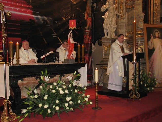 Mszy żałobnej w sandomierskiej katedrze  przewodniczył biskup Edward Frankowski