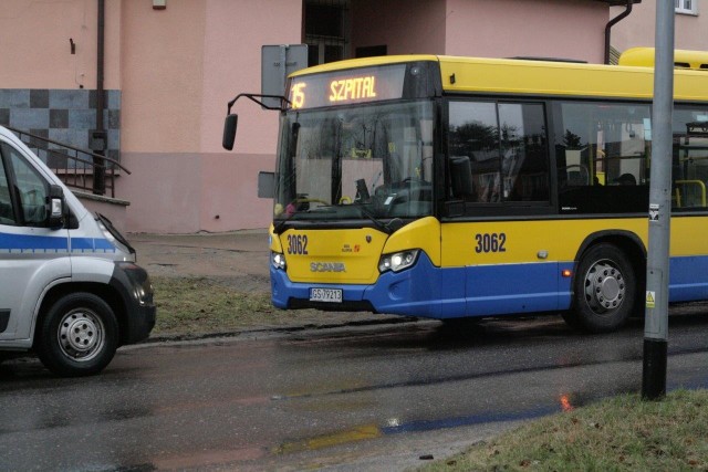 Kierowca zgłosił, że do autobusu wsiadł uzbrojony mężczyzna. Na szczęście broń okazała się atrapą.