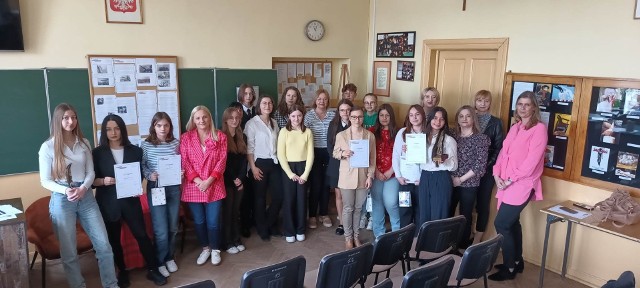Uczestnicy konkursu dziennikarskiego podczas ogłoszenia wyników w II Liceum w Skarżysku - Kamiennej.