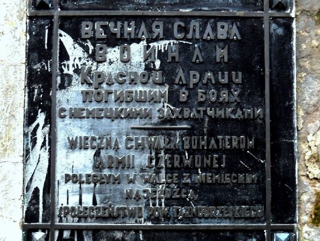 Z tablicy jest napis w języku rosyjskim oraz polskim &#8222;Wieczna chwała bohaterom Armii Czerwonej poległym w walce z niemieckim najeźdźcą - społeczeństwo pow. tarnobrzeskiego&#8221;.
