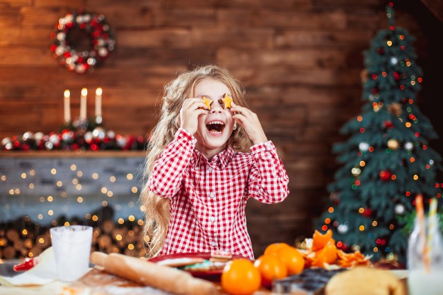 Boże Narodzenie to doskonała okazja do przygotowania z dziećmi świątecznych wypieków. Dla pociech to nie tylko świetna zabawa i miło spędzony czas, ale również nauka różnych umiejętności. W prezentowanej galerii podpowiadamy, jakie akcesoria kuchenne wybrać, żeby wykreować pyszne i pomysłowe świąteczne wypieki. Zobacz kolejne slajdy, przesuwając zdjęcia w prawo, naciśnij strzałkę lub przycisk NASTĘPNE.