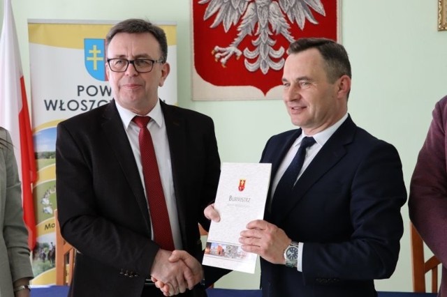 Starosta włoszczowski Dariusz Czechowski i burmistrz Włoszczowy Grzegorz Dziubek po podpisaniu umowy.