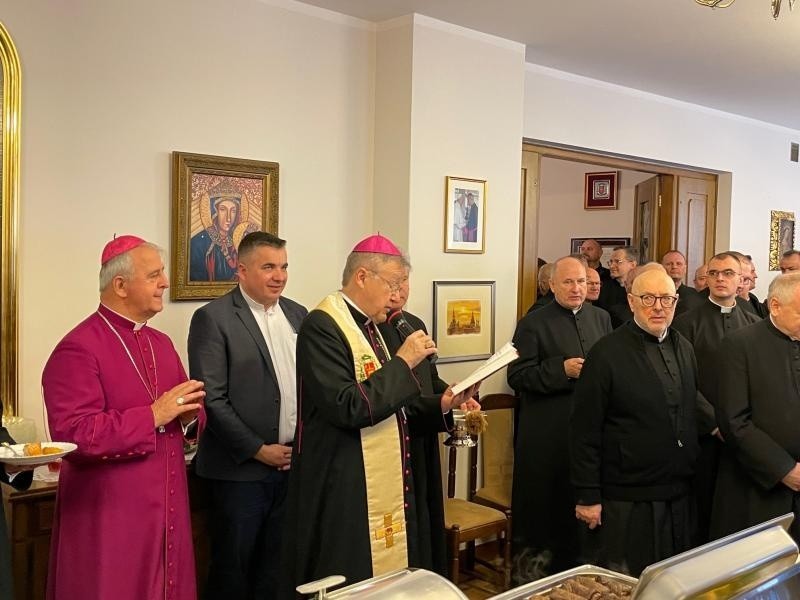 Biskup kielecki Jan Piotrowski mianował nowych kanoników. Wręczył też nominację Stolicy Apostolskiej księdzu Marianowi Gawinkowi  