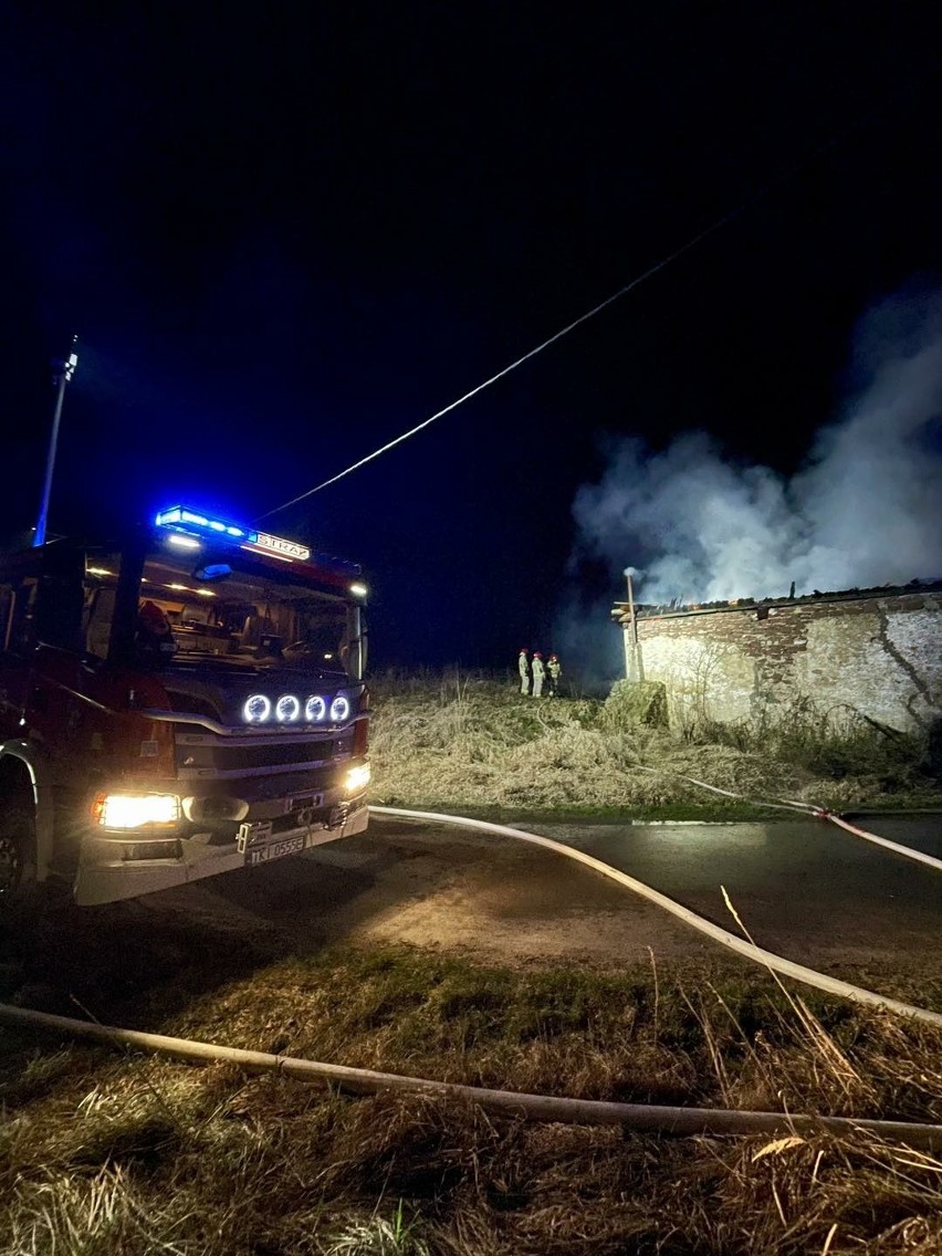 Budynek dawnego młyna w gminie Nowa Słupia stanął w ogniu. Pięć zastępów strażackich w akcji