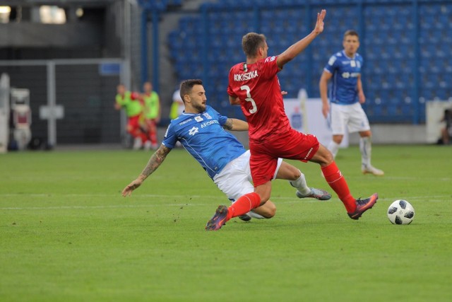 Lech Poznań - Zagłębie Sosnowiec 4:0. Nie tak wyobrażał sobie spotkanie z Lechem Poznań trener Zagłębia Sosnowiec Dariusz Dudek. Zapowiadał walkę o punkty, a tymczasem jego podopieczni polegli 0:4. Sosnowiczanie mimo kilku prób nie potrafili odpowiedzieć ani jednym golem. Najbliżej był Vamara Sanogo, ale jego strzał trafił w słupek.