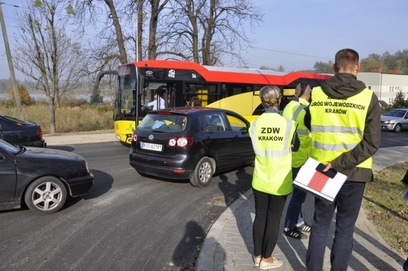 Na skrzyżowaniu w Grojcu po przebudowie autobusy i ciężarówki mają problemy z przejazdem [ZDJĘCIA]