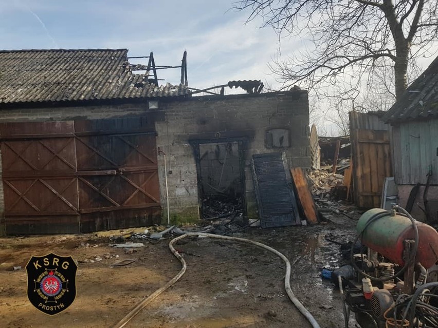 Borowe. Pożar budynku gospodarczego, 17.02.2020. Ogień gasiło dziewięć zastępów strażackich, akcję utrudniał silny wiatr [ZDJĘCIA]