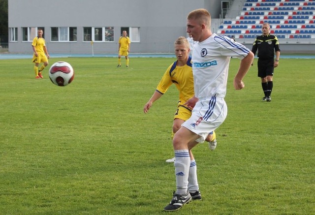 Michał Modzelewski (na pierwszym planie) zadebiutował w sobote w trzecioligowej Broni Radom, a wczoraj zagrał w pucharowej potyczce przeciwko Krępiance Rzeczniów.