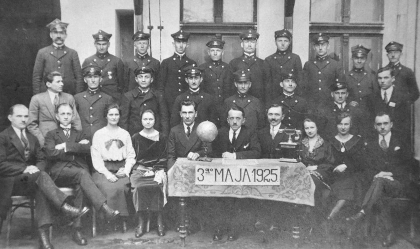 Pracownicy poczty w Żorach 3 maja 1925 roku.