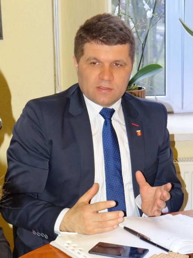 Paweł Okrasa, burmistrz Wielunia, w 2016 roku podpisał porozumienie o współpracy ze spółką Geothermal Energy Poland, która miała zbudować elektrociepłownię geotermalną. Wokół sprawy narosło jednak wiele kontrowersji