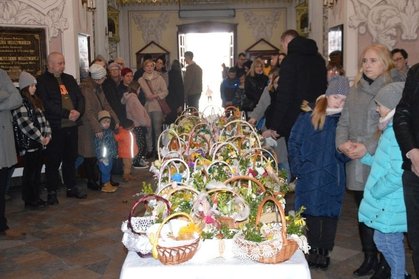 Sobotnie święcenie pokarmów w kościele w Suchedniowie.