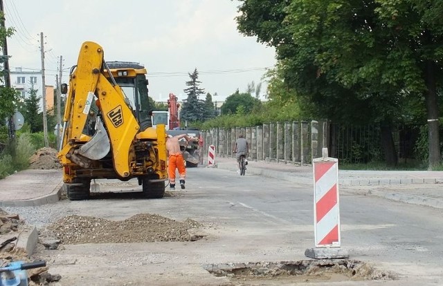 Ulica Szkolna. Deszcz rozmył podbudowę, trzeba było położyć jeszcze raz. Wykonawca drogi ma tydzień spóźnienia.