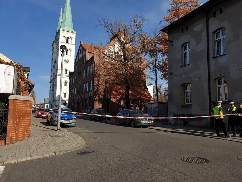Alarm bombowy w Bazylice św. Wojciecha w Mikołowie. Ktoś zostawił podejrzaną paczkę. Ewakuowano osoby z sąsiednich budynków