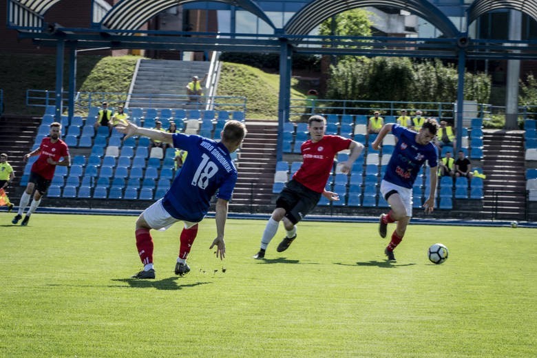 Wielki mecz towarzyski Wisła Sandomierz - Stal Gorzyce. Kibice wspierają sandomierski klub. Jest blisko 4 tysiące złotych!