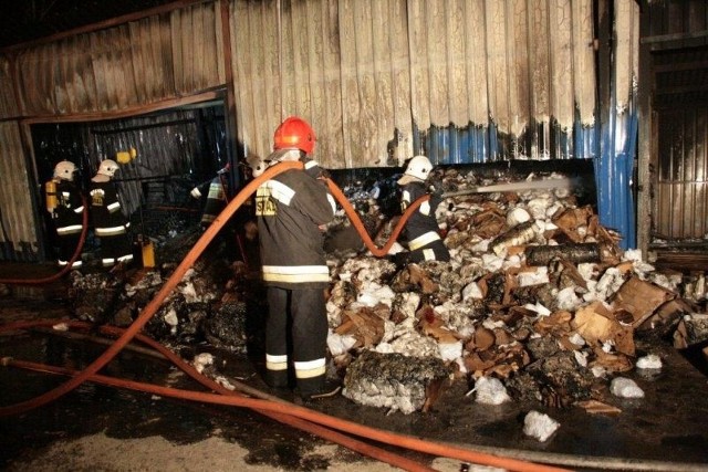Straty wyrządzone przez ogień to prawie 400 tysięcy złotych.