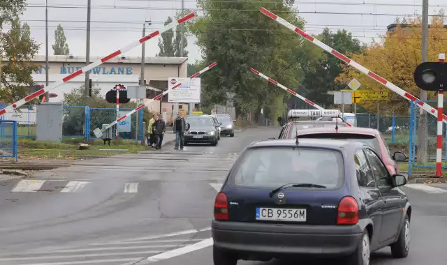 Uwaga kierowcy. Ulica Inwalidów będzie nieprzejezdna.Zarząd Dróg Miejskich i Komunikacji Publicznej w Bydgoszczy informuje, że już od jutra, 24. bm., do wtorku, 31. stycznia, w związku z realizacją przez spółkę kolejową (Sp. Trakcja PRKiL) modernizacji linii z Nowej Wsi Wielkiej do Maksymilianowa, wprowadzona zostaje czasowa reorganizacja ruchu, skutkująca zamknięciem dla ruchu kołowego przejazdu kolejowego na ulicy Inwalidów. Ruch pieszych będzie odbywał się wyłącznie kładką nad torami. Objazd dla ruchu kołowego w obie strony zostanie z kolei poprowadzony ulicami: Kamienną, Fordońską, Pod Wiaduktem, Konduktorską i Inwalidów. Od strony Fordonu dojazd do centrum będzie umożliwiony ulicami: Akademicką, Lewińskiego i Inwalidów.