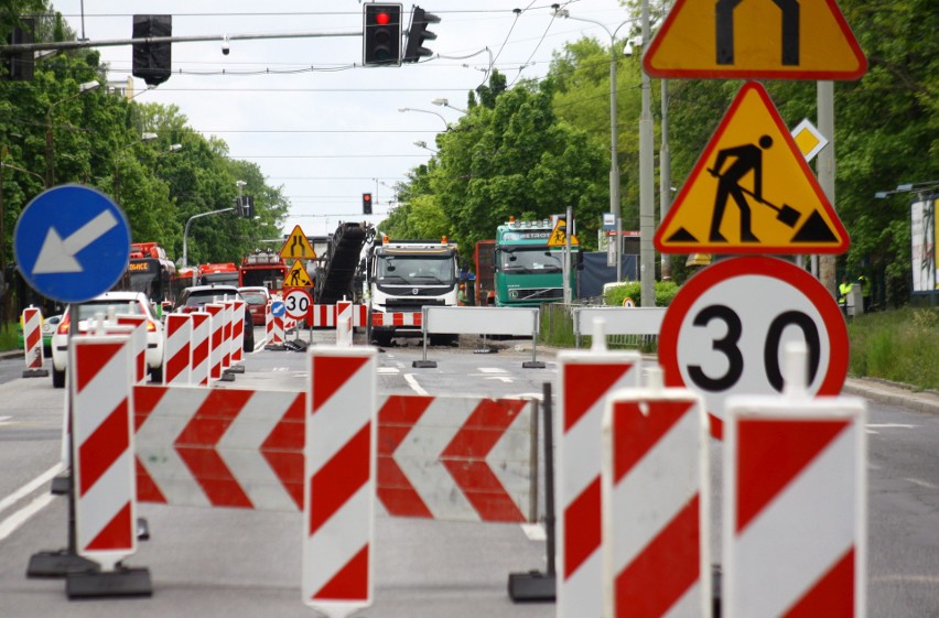Przebudowa Al. Racławickich: Zrywają asfalt. Jeszcze w tym tygodniu pojawi się kolejne „wąskie gardło” 