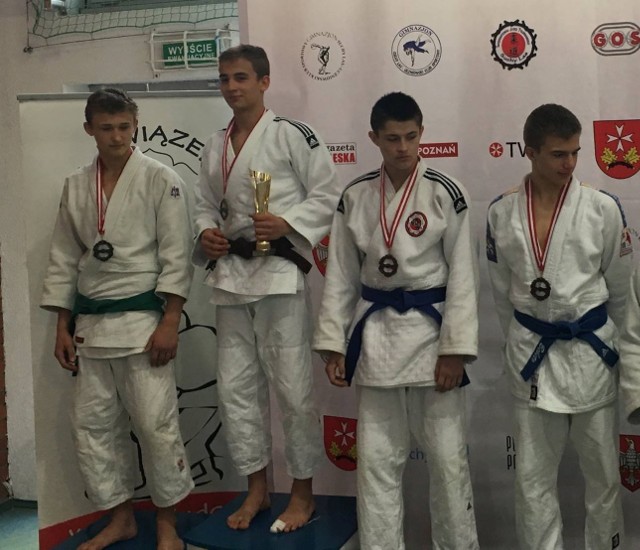 W kategorii do 66 kg wystąpiło 42 dżudoków, a równych sobie nie miał Jakub Pankowski (drugi z lewej) z KJ AZS Opole.