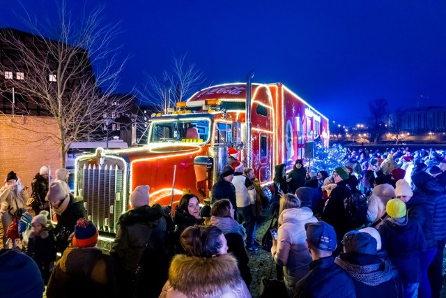 Świąteczna ciężarówka Coca-Coli zaparkowała w piątek (2 grudnia) na Wyspie Młyńskiej w Bydgoszczy. Atrakcje, które oferowała, wzbudziły duże zainteresowanie bydgoszczan. Jej przyjazd to znak, że do świąt Bożego Narodzenia coraz bliżej.