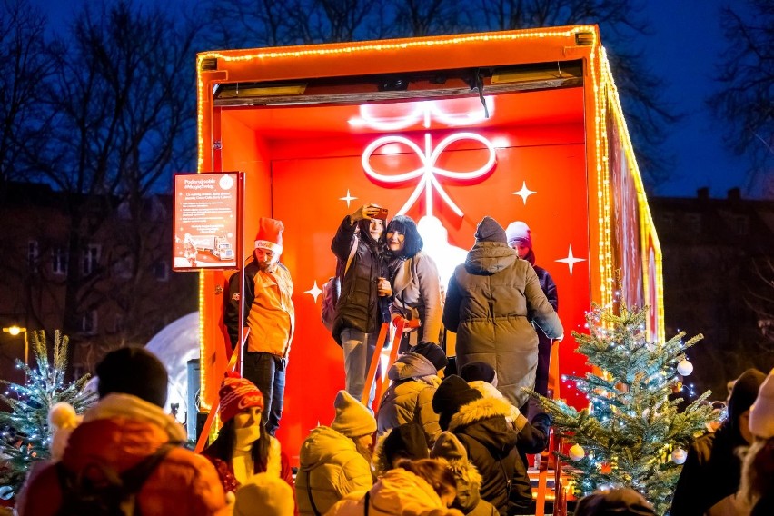 Świąteczna ciężarówka Coca-Coli zaparkowała w piątek (2...