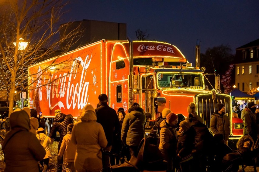 Świąteczna ciężarówka Coca-Coli zaparkowała w piątek (2...