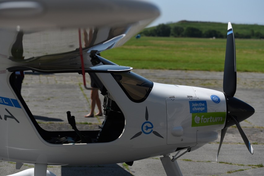 Pierwszy seryjnie produkowany samolot elektryczny wylądował w Gliwicach ZDJĘCIA
