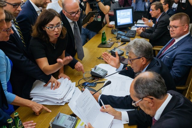 Posłowie opozycji zapowiedzieli złożenie zawiadomienia do prokuratury, po tym jak posłanka PiS Krystyna Pawłowicz obrażała na sejmowej komisji rzecznika praw obywatelskich Adama Bondara.