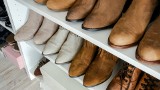 Jak przechowywać buty zimowe? Zobacz, gdzie najlepiej schować w mieszkaniu ciepłe obuwie po zimie