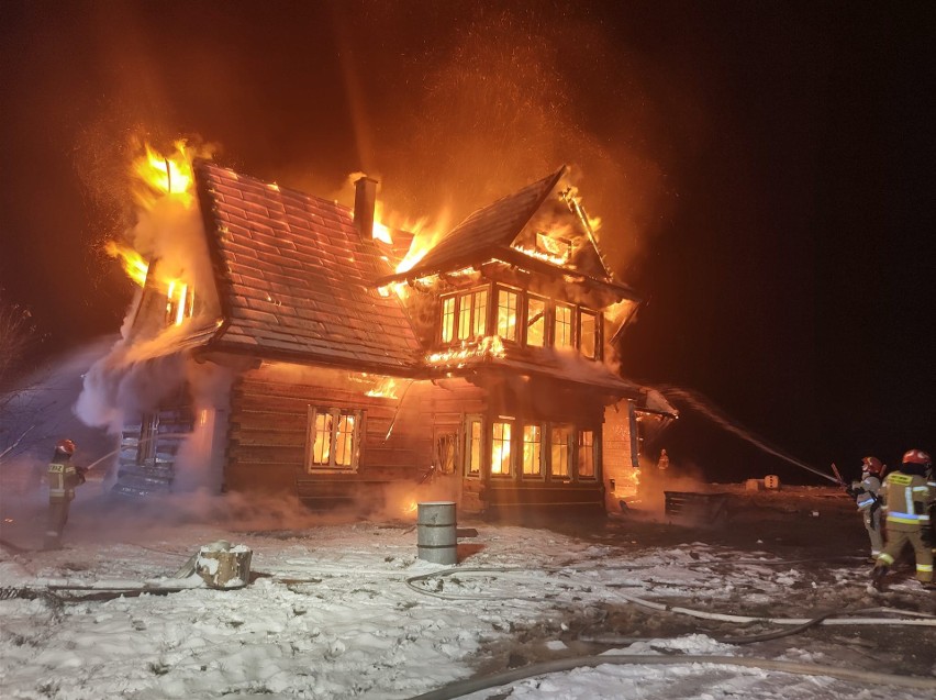 Pożar domu w miejscowości Maliszów. Więcej na kolejnych...