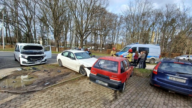 Wypadek trzech samochodów na Mickiewicza. Kobieta w BMW nie ustąpiła pierwszeństwa.