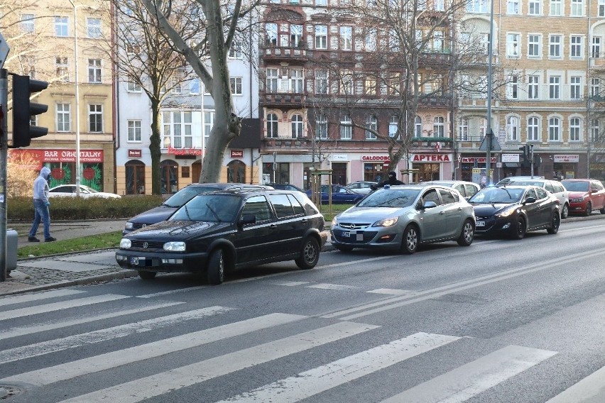 Akcja policji we Wrocławiu. W kominiarkach zatrzymali człowieka. Potem mieli wypadek