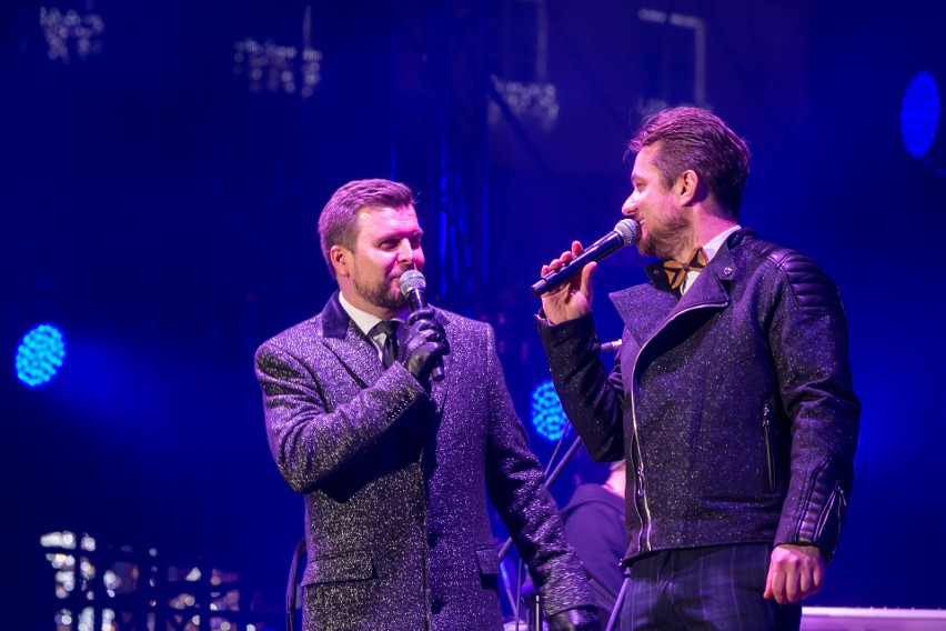 Sylwester 2017 Kraków. Gwiazdy roztańczyły Rynek Główny. Na scenie Kasia Moś, Natalia Nykiel i Bovska [ZDJĘCIA]