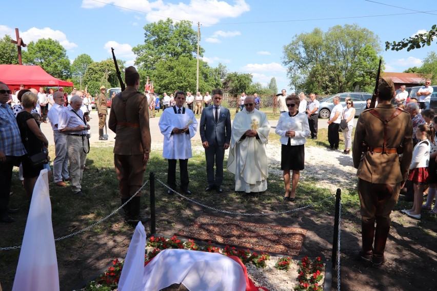 Odsłonili kamień, na którym podczas wojny doszło do tragedii. 75-lecie pacyfikacji Skałki Polskiej w gminie Łopuszno