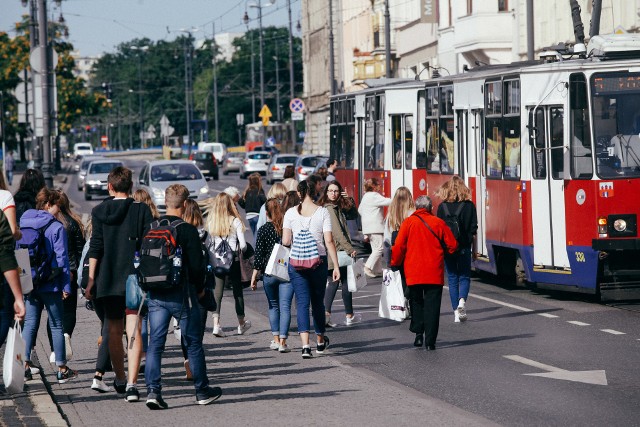 Uczniowie szkół podstawowych i gimnazjów mogą korzystać z komunikacji miejskiej w Bydgoszczy na nowych zasadach. Zarząd Dróg Miejskich i Komunikacji Publicznej w Bydgoszczy wprowadził też zniżki na bilety dla młodszych dzieci.➤Kto może jeździć za darmo a kto ze zniżką? Jak załatwić sobie taki bilet? Przeczytacie o tym na kolejnych slajdach ➤