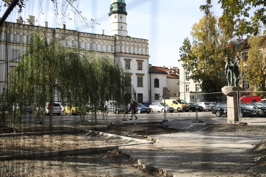 Szykuje się rewolucja na placu Wolnica w Krakowie. Pojawią się tajemnicze niesporczaki, ławka z trawą oraz zielony azyl dla pieszych 