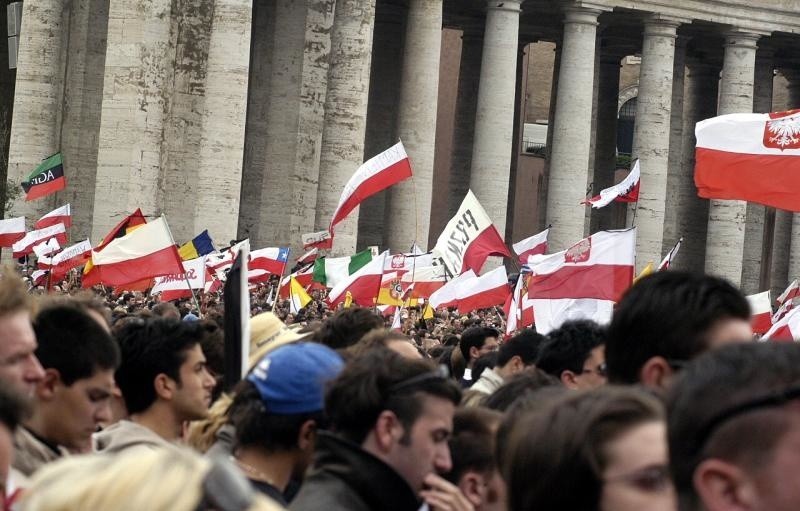 Plac św. Piotra tonął w morzu tysięcy flag, które przywieźli...