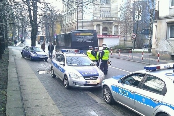 Kierowca autobusu zajechał drogę hondzie.