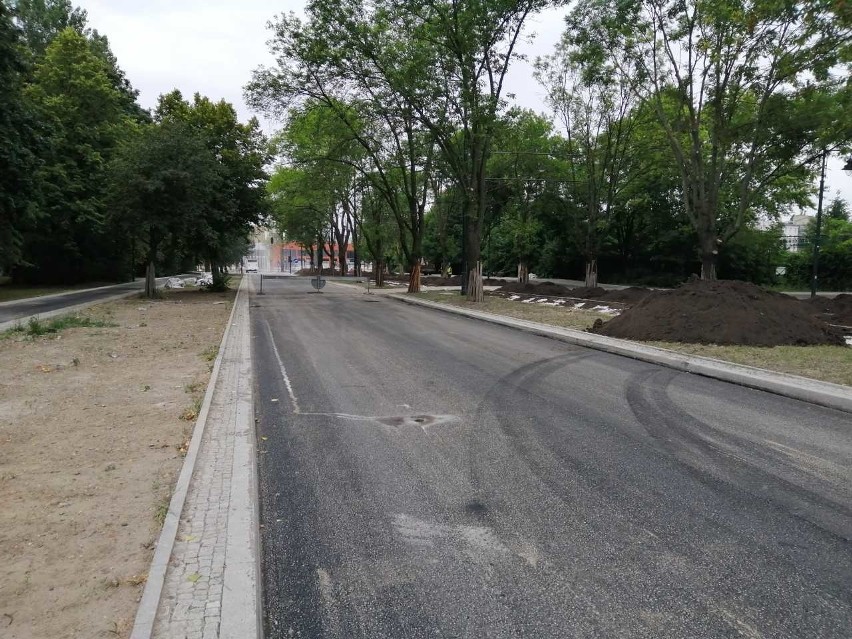 Na ulicy Dąbrowskiego trwa zrywanie asfaltu, który został...