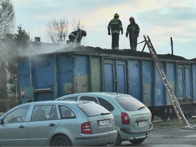 W Inowrocławiu w pociągu zapaliła się biomasa. Pożar był w 10-ciu wagonach